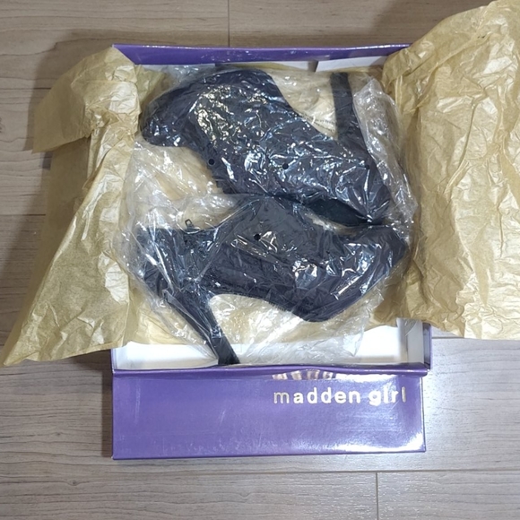 Madden Girl Raleigh Ruffle Booties - Picture 7 of 8